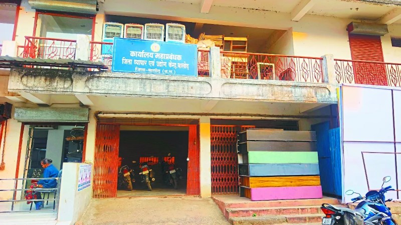 बालोद जिला भी जल्द निवेश का गढ़ बनेगा क्योंकि औद्योगिक क्षेत्र बनाया जाएगा। इन औद्योगिक क्षेत्र में लौह अयस्क खदानों से कच्चा लोहे के चूर्ण का गोला बनाकर स्टील प्लांट भेजा जाएगा, जहां उनका लोहा बनाया जाएगा। इसके लिए उद्योग विभाग ने जगह का चयन कर लिया है, जिसे शासन से भी अनुमति मिल गई है।