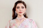 Kanika Kapoor Grabbed By Fan
