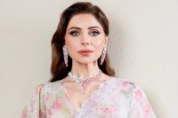 Kanika Kapoor Grabbed By Fan