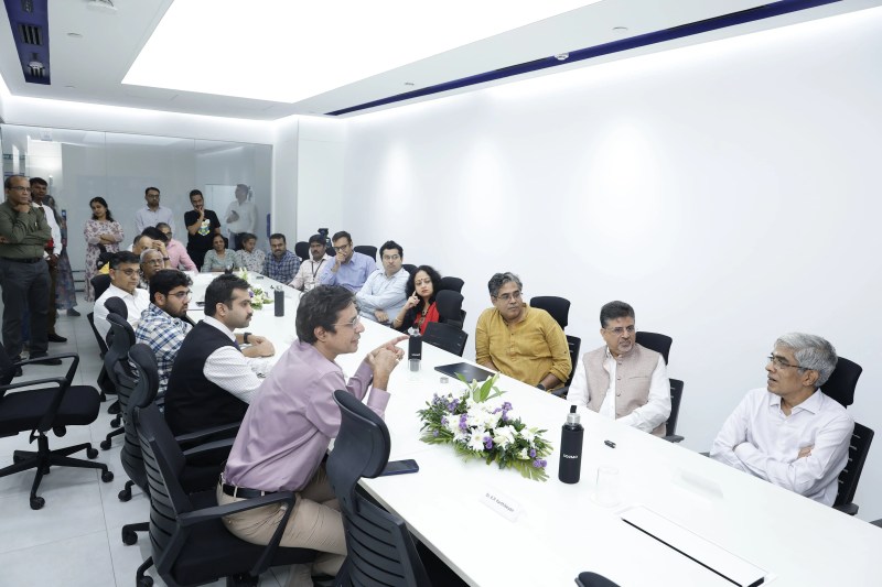 Prof-V-Kamakoti-L-Director-IIT-Madras-interacts-with-Prof-Bhaskar-Ramamurthi-R-Chairman-Hub-Governing-Board-during-the-inauguration-