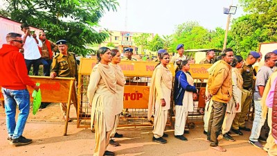 बालोद जिले के एक प्रौढ़ ने सोमवार की रात फांसी लगाकर जान दे दी, जिसकी जानकारी मंगलवार सुबह परिजन और ग्रामीणों को मिली। घटना के बाद परिजन आक्रोशित हो उठे और आत्महत्या का कारण पुलिस की लापरवाही बताते हुए विरोध करने लगे।