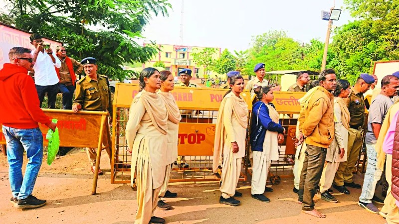 बालोद जिले के एक प्रौढ़ ने सोमवार की रात फांसी लगाकर जान दे दी, जिसकी जानकारी मंगलवार सुबह परिजन और ग्रामीणों को मिली। घटना के बाद परिजन आक्रोशित हो उठे और आत्महत्या का कारण पुलिस की लापरवाही बताते हुए विरोध करने लगे।