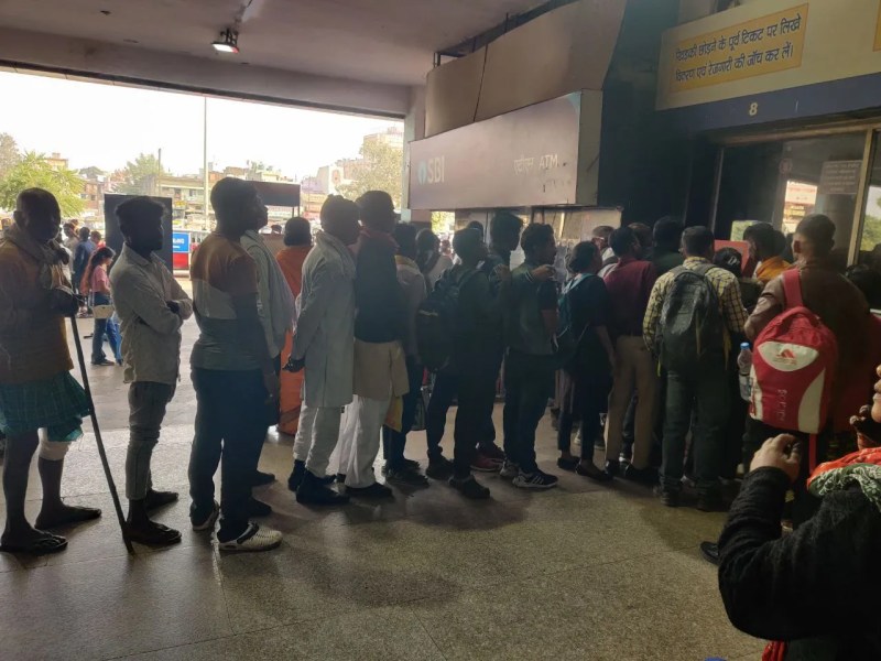 Public News... 5 मोबाइल यूटीएस होने के बाद भी टीटीई नहीं दे पा रहे टिकट, लग रही कतार