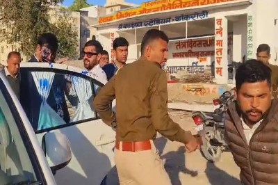 आयुक्त बृजेश रॉय के मुंह पर स्याही पोतता भाजपा आईटी सैल के जिला संयोजक भरत दवे