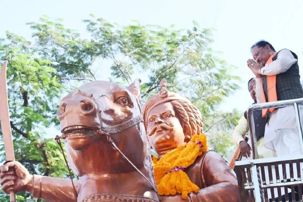 CG News: सीएम विष्णुदेव साय ने जयस्तंभ चौक में किया शहीद वीर नारायण सिंह के त्याग और संघर्ष का स्मरण