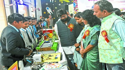 बालोद जिला प्रशासन एवं शिक्षा विभाग के संयुक्त तत्वावधान में 16 से 17 दिसंबर को स्वामी आत्मानंद उत्कृष्ट अंग्रेजी माध्यम विद्यालय आमापारा बालोद में बालोद टेक्नोफेस्ट 2.0 का शुभारंभ किया गया।