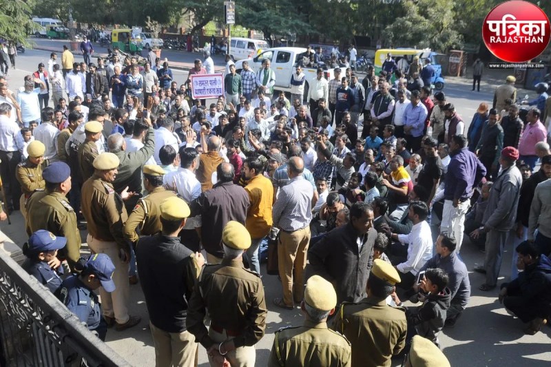 Pali News : शहर में लगे मेलों से बाजारों में सन्नाटा, दुकानें बंद, व्यापारी सड़क पर उतरे