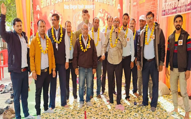 Protest: Loco pilots and assistant loco pilots are running trains while remaining hungry.