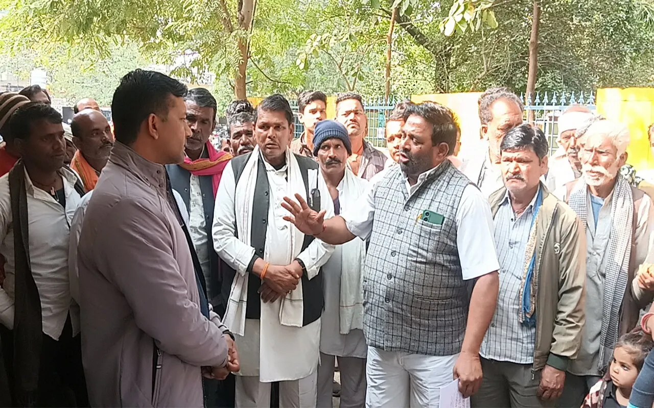 Protest against tree felling, people said that the government is just showing off by planting a tree in the name of mother, here trees are being cut.