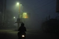 50 से अधिक जिलों में घना कोहरा, 15 जिलों में स्कूल बंद (फोटो सोर्स : Ritesh Singh )