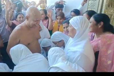 Jain monk Pragya Sagar Maharaj makes an auspicious entry into Jahazpur.