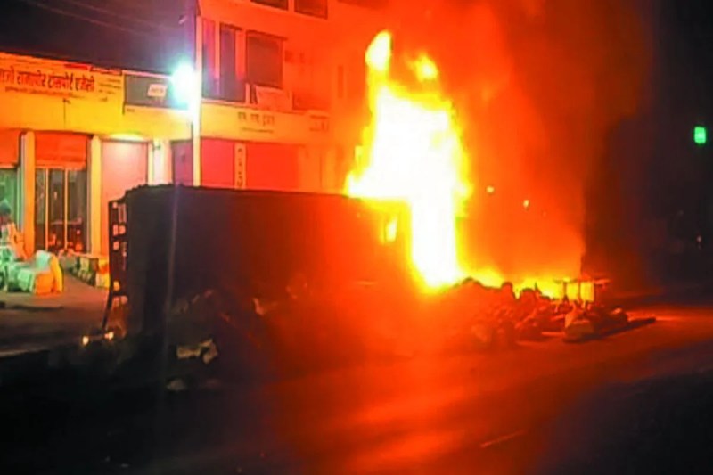 देर रात: चावल से भरा ट्रेलर पलटा, केबिन धधका