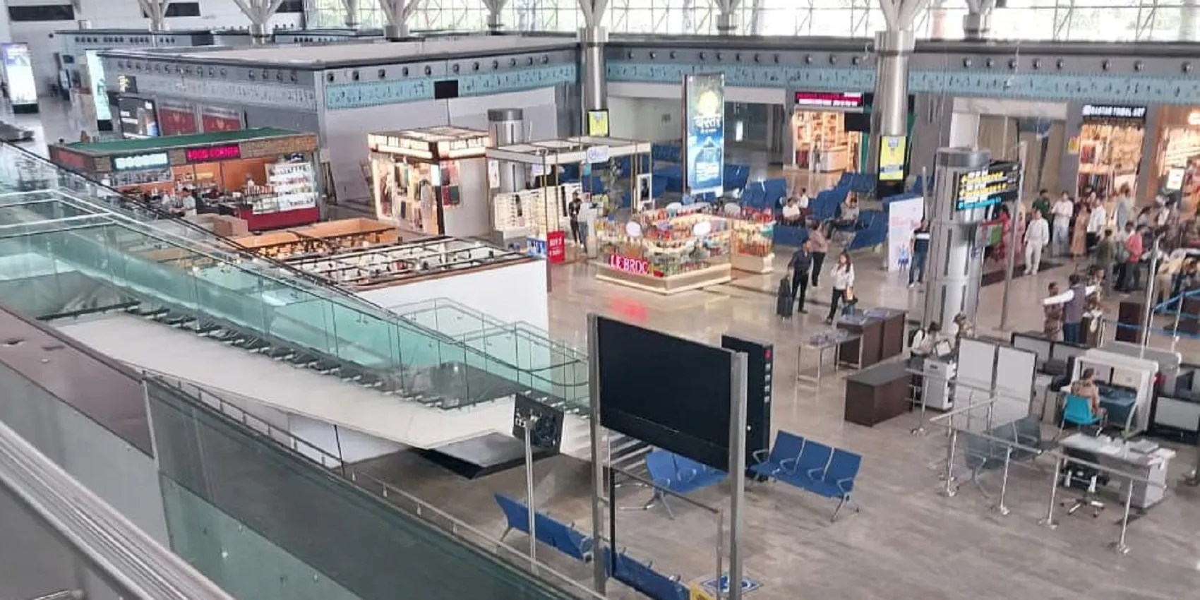 Flight News: अब 8 फ्लाइट रद्द, एयरपोर्ट सूना, टिकट कैंसिल करा रहे यात्री