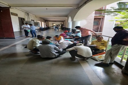 मतदाता सूची के विशेष गहन पुनरीक्षण कार्यक्रम (एसआइआर) को 42 दिन पूरे हो गए हैं। बीएलओ ने एसआइआर का काम एक महीने के भीतर 100 फीसदी पूरा कर दिया, लेकिन सर्वे के दौरान ऐसी गलती कर दी है, जिससे जिले की छह विधानसभा में 5 लाख 33 मतदाताओं के डेटा में लॉजिकल डिस्क्रेपेंसी (एरर) सामने आई है। बहू का नाम सास-ससुर से जोड़ दिया।