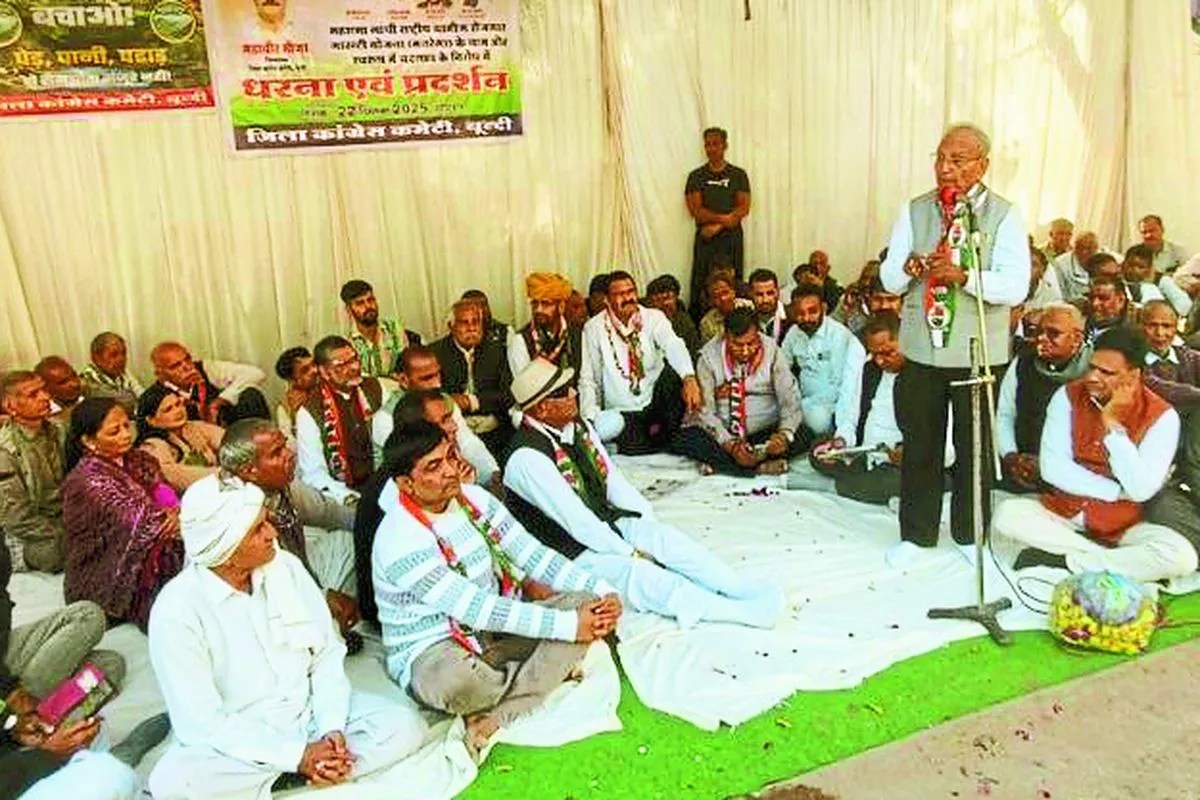 मनरेगा में महात्मा गांधी का नाम हटाने का विरोध,धरना देकर जताया रोष
