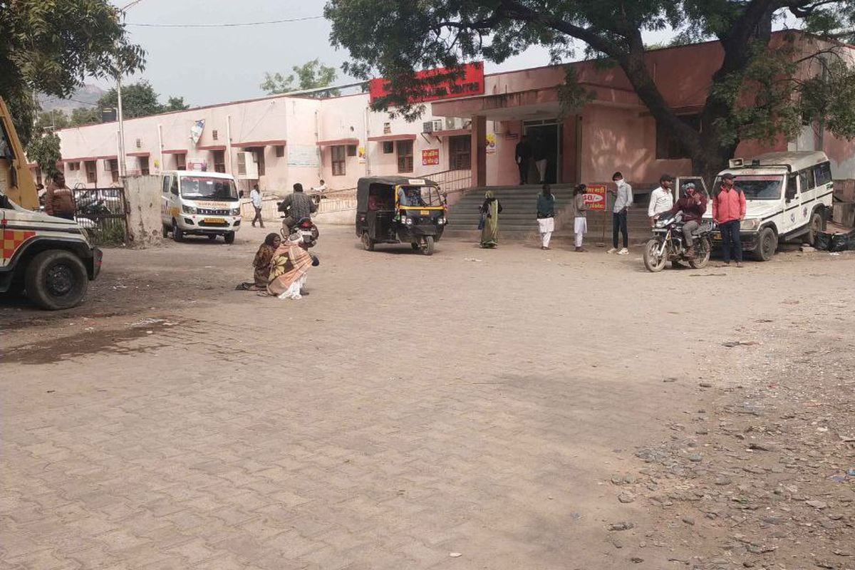 मरीजों की जेब ढीली कर रहा जिला अस्पताल, सीरिंज-केनुला और 67 तरह की दवाएं खत्म