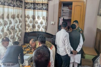 मकान से 15 लाख नकद व सोने-चांदी के जेवरात चोरी
