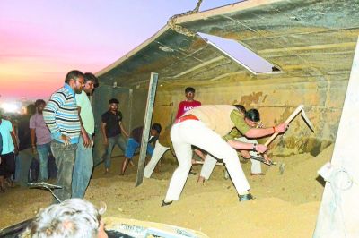 हाइवे पर मदद के लिए लोग दौड़ पड़े, सडक़ किनारे खाली की बजरी