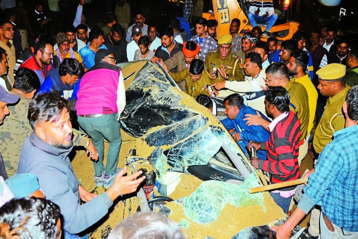 टक्कर मारने के बाद बजरी से भरा ट्रेलर कार पर गिरा, नीचे दबने से चार की मौत