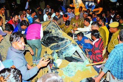 टक्कर मारने के बाद बजरी से भरा ट्रेलर कार पर गिरा, नीचे दबने से चार की मौत