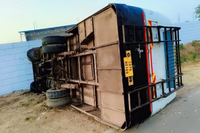 CG Accident: अनियंत्रित होकर पलटी तेज रफ्तार बस, 40 यात्री थे सवार, मची चीख-पुकार