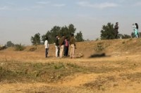 CG Crime: नहर के पास मिली अधजली लाश, पत्थर से भी कुचला, पूरे इलाके में मचा हड़कंप