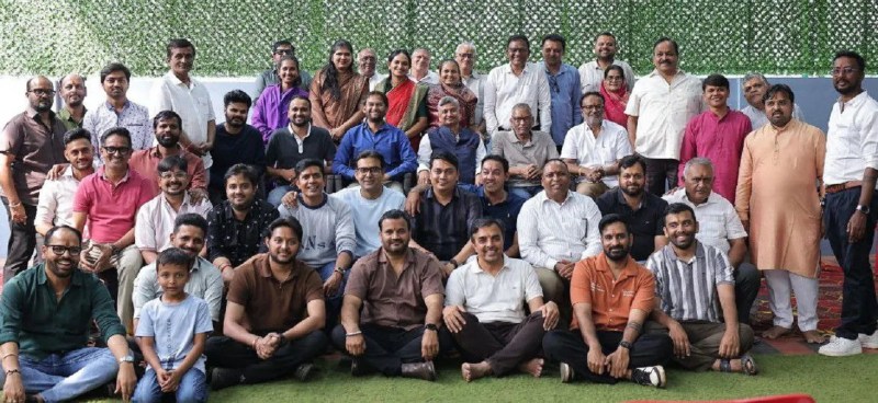 हुब्बल्ली में आयोजित एक समारोह में छरि पालक ऋषभ राज संघोत्सव के आयोजकों के साथ सम्मानित सहयोगी।