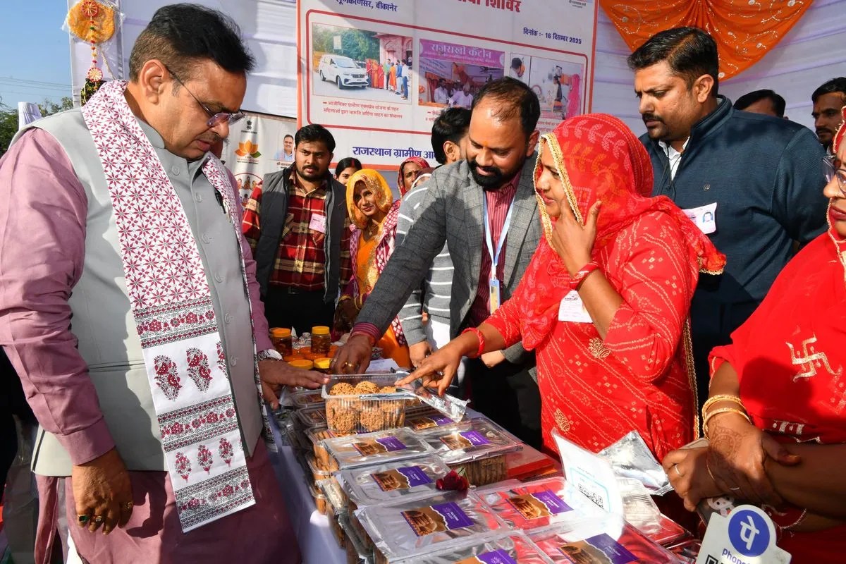 जानकारी लेते मुख्यमंत्री