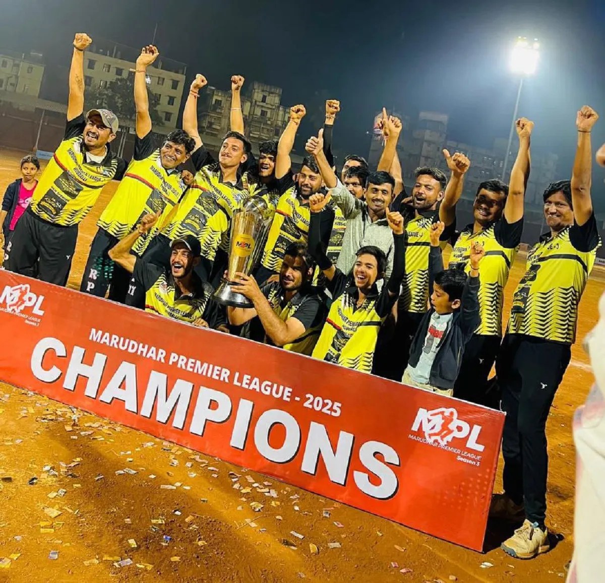 मरुधर प्रीमियर लीग-2025 की विजेता टीम सुपर स्टार राजपुरोहित-11 के खिलाड़ी।