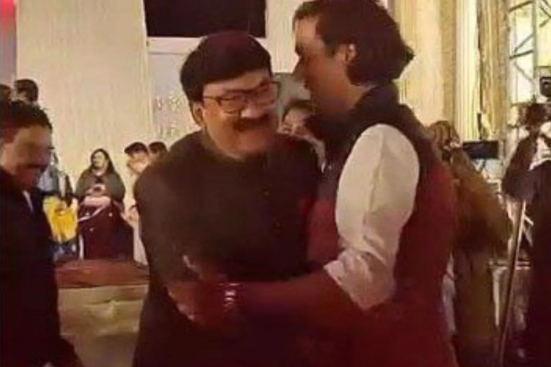 mahendra singh sisodia jaivardhan singh BJP-Congress leaders hugging guna mp news