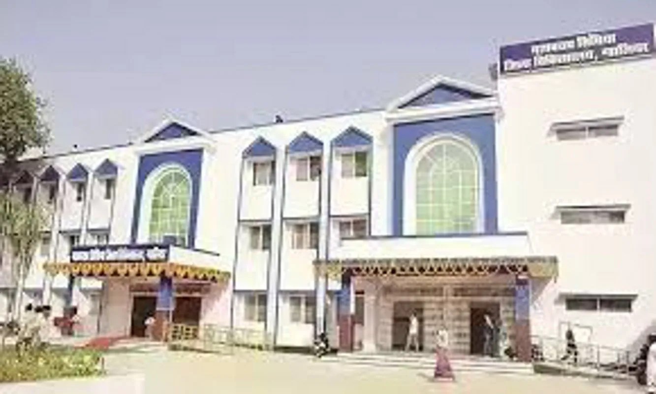 मुरार जिला अस्पताल में नई आधार व्यवस्था बनी मुसीबत, भटक रहे मरीज, जांचें अटकीं