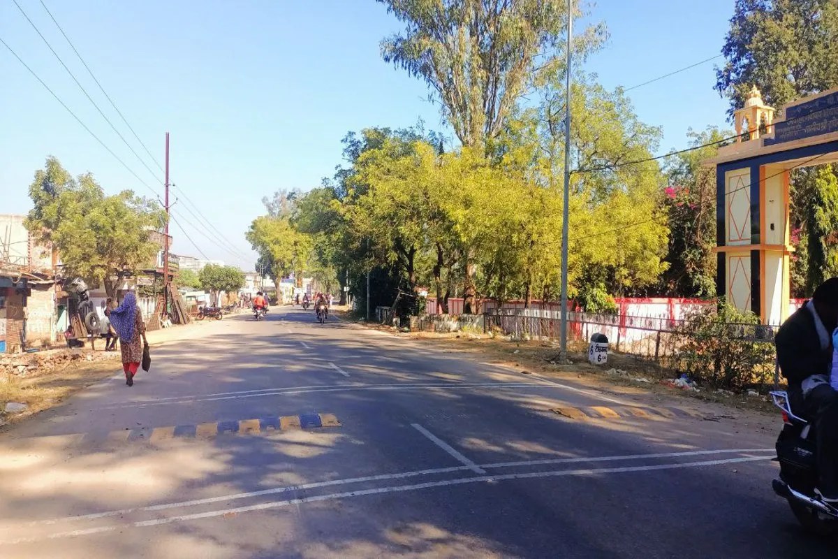 कुण्डेश्वर रोड पर दो साल से अधूरा पड़ा काम, श्रद्धालुओं को झेलनी पड़ रही परेशानी