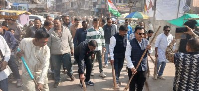 कांग्रेस समेत निकाय के कांग्रेस पार्षद दल ने हड़ताली कर्मचारियों को समर्थन देते हुए उनकी मांगों को पूरा कराने झाड़ू लगाकर विरोध जताना शुरू कर दिया है। नगर के इंदिरा चौक पर कांग्रेस नेताओं, पार्षदों ने झाड़ू लगाकर विरोध जताया।