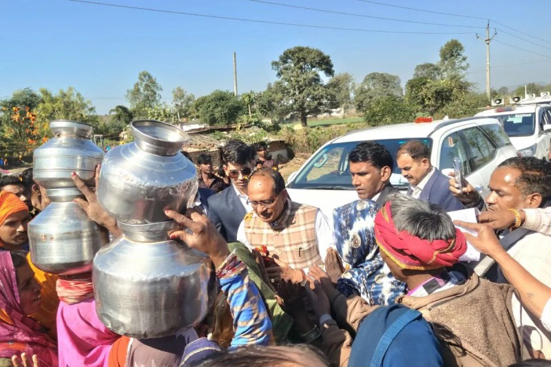 women surrounded Shivraj Singh Chouhan security issues mp news