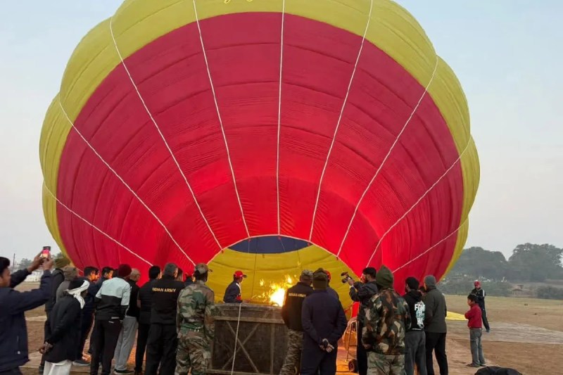 largest indian army hot air balloon gajraj mhow to pune mp news