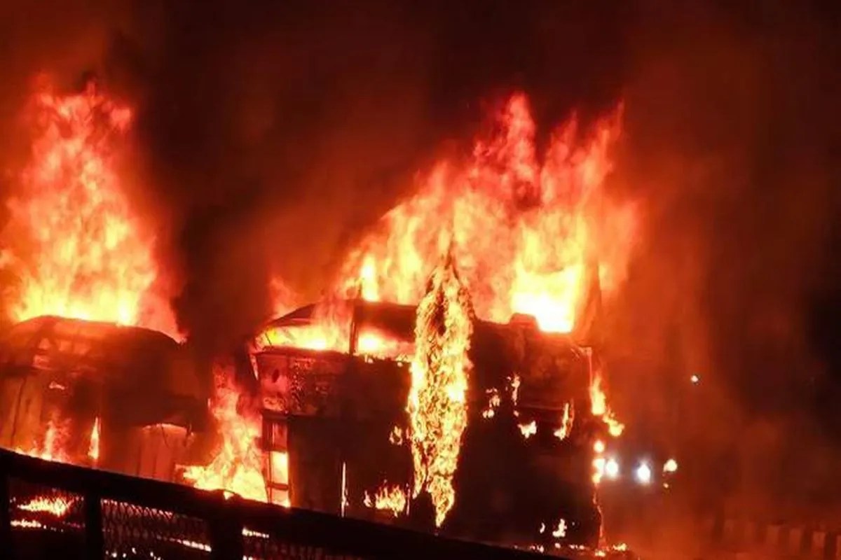 बेंगलूरु Bengaluru की ओर जा रही एक लॉरी Lorry ने सड़क के बीच बने डिवाइडर को पार कर लिया विपरीत दिशा से आ रही स्लीपर बस से टकरा गई।