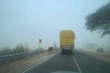 कोहरे के बीच गुजरता ट्रक फोटो-पत्रिका