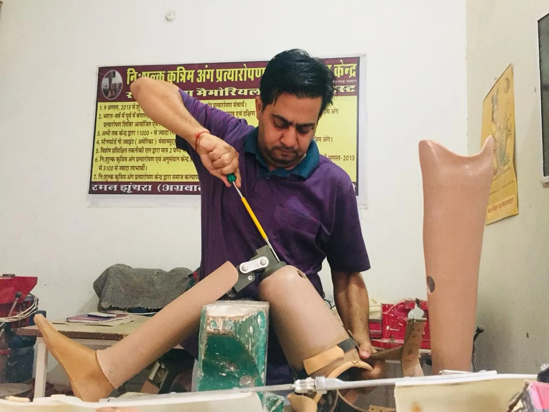 हनुमानगढ़ में कृत्रिम अंग तैयार करते रमन झूंथरा।