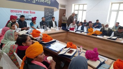 हनुमानगढ़ जिला परिषद की बैठक में मौजूद विधायक व अन्य सदस्य।