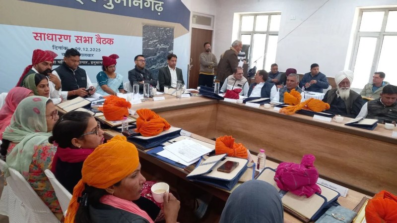 हनुमानगढ़ जिला परिषद की बैठक में मौजूद विधायक व अन्य सदस्य।