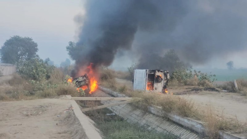 हनुमानगढ़ जिले की टिब्बी तहसील में निर्माणाधीन फैक्ट्री के बाहर जल रहे वाहन।