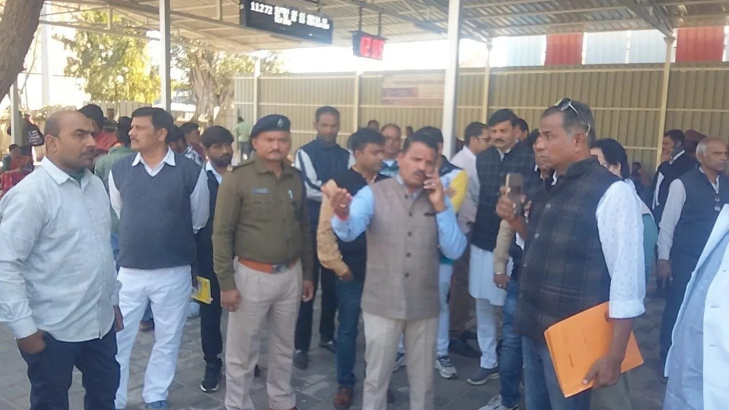 Chaos at the station, incomplete construction irks passengers, alternative parking will provide relief