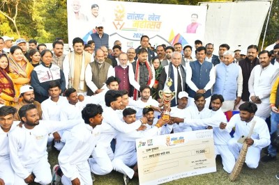 विजेता और उपविजेता टीमों को ट्रॉफी, मेडल और प्रशस्ति पत्र प्रदान कर सम्मानित किया