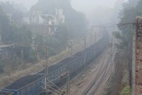 शहर में को मौसम का मिजाज बदला-बदला नजर आया। सुबह तक घने कोहरे की चादर में लिपटे शहर को जैसे ही 10:30 बजे के बाद धूप मिली, ठंड से जूझ रहे लोगों ने राहत की सांस ली।