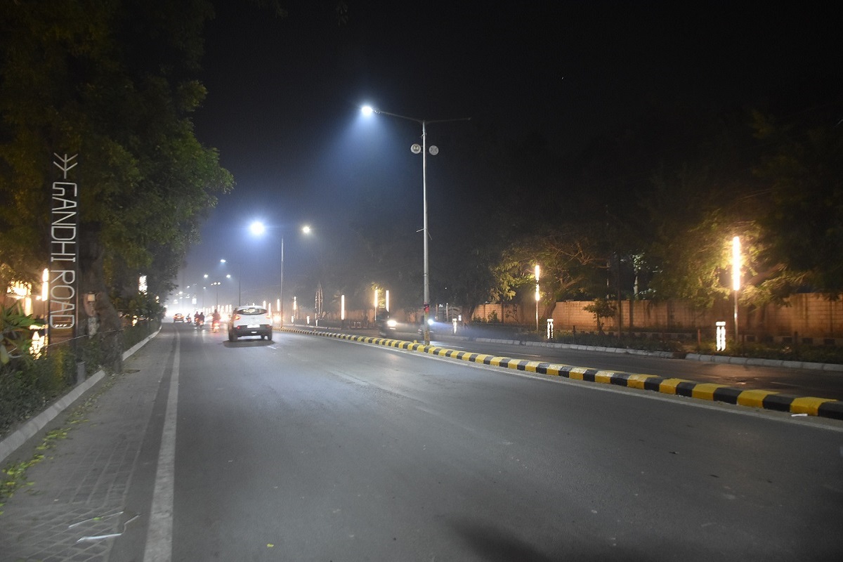 शहर में कोहरे ने भी दस्तक दे दी है और दृश्यता 500 से 1000 मीटर तक आई है, लेकिन कोहरे साथ कड़ाके की सर्दी ने दस्तक नहीं दी है। इसकी वजह है बर्फीली हवा का न आना।