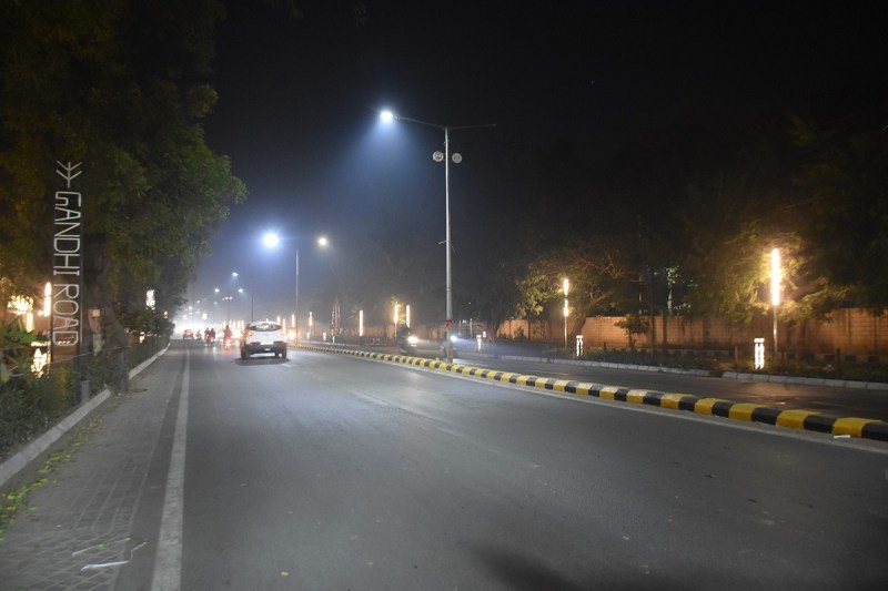 शहर में कोहरे ने भी दस्तक दे दी है और दृश्यता 500 से 1000 मीटर तक आई है, लेकिन कोहरे साथ कड़ाके की सर्दी ने दस्तक नहीं दी है। इसकी वजह है बर्फीली हवा का न आना।