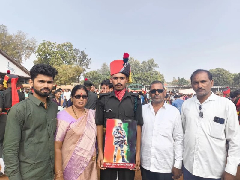 अग्निवीर ओम मुस्तापुरे: बेलगावी परेड में दिखा साहस और संकल्प का जज्बा, शहीद भाई की तस्वीर संग माता-पिता का गर्व छलक उठा।