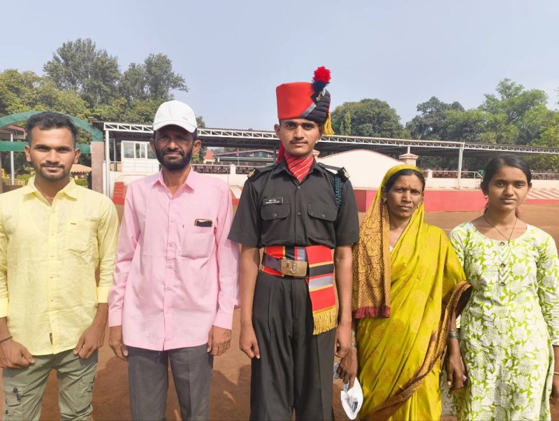 अपने माता-पिता और बहन के साथ महेश यल्लूर।