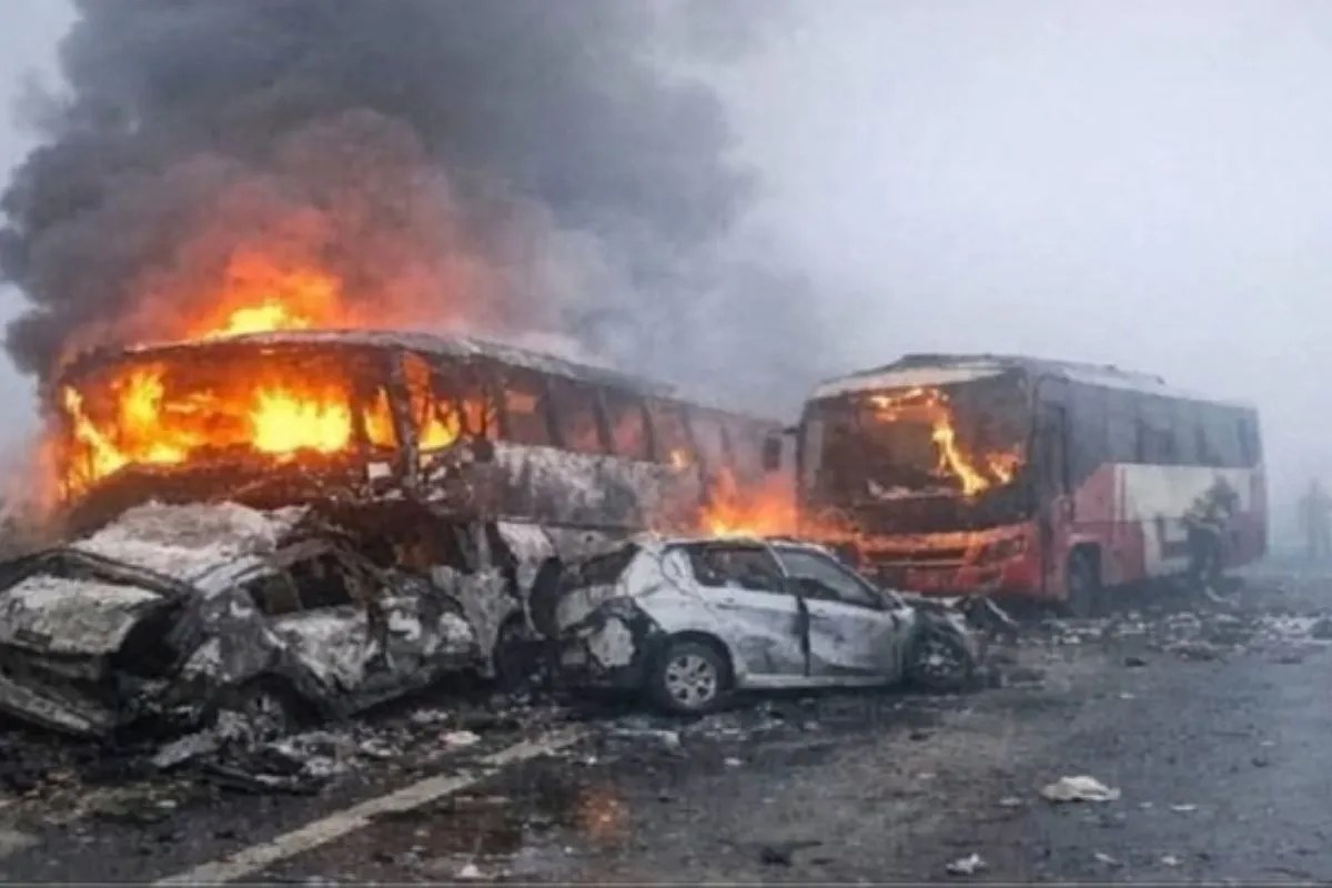 Yamuna expressway accident, mathura news, private double decker buses, no emergency exit, bus fire tragedy, investigation report, roadways bus safety, dna sampling, Mathura News in Hindi, Latest Mathura News in Hindi, Mathura Hindi Samachar, यमुना एक्सप्रेसवे हादसा, मथुरा न्यूज, निजी डबल डेकर बस, आपातकालीन द्वार नहीं, बस आग हादसा, जांच कमेटी रिपोर्ट, रोडवेज बस सुरक्षा, डीएनए सैंपल, यात्रियों की मौत