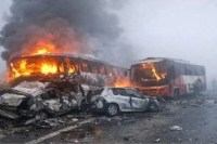 Yamuna expressway accident, mathura news, private double decker buses, no emergency exit, bus fire tragedy, investigation report, roadways bus safety, dna sampling, Mathura News in Hindi, Latest Mathura News in Hindi, Mathura Hindi Samachar, यमुना एक्सप्रेसवे हादसा, मथुरा न्यूज, निजी डबल डेकर बस, आपातकालीन द्वार नहीं, बस आग हादसा, जांच कमेटी रिपोर्ट, रोडवेज बस सुरक्षा, डीएनए सैंपल, यात्रियों की मौत